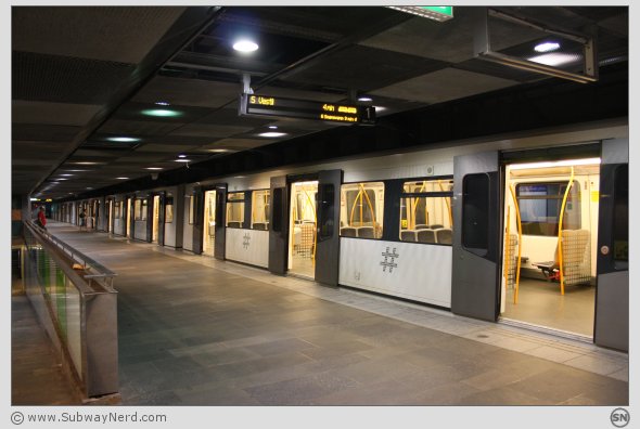 Linje 6 bruker Carl Berners Plass T-banestasjon som "midlertidig parkering". Foto: SN.