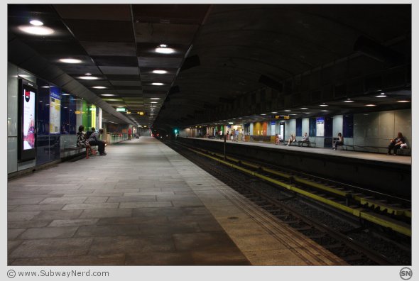 Carl Berners Plass T-banestasjon sett fra nordenden av Spor 1. I bilderetning mot Tøyen. Foto: SN.