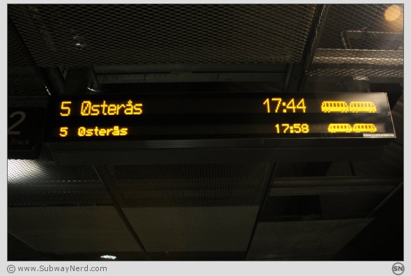Sanntidstavlen på Spor 2, Carl Berners Plass T-banestasjon. Foto: SN.