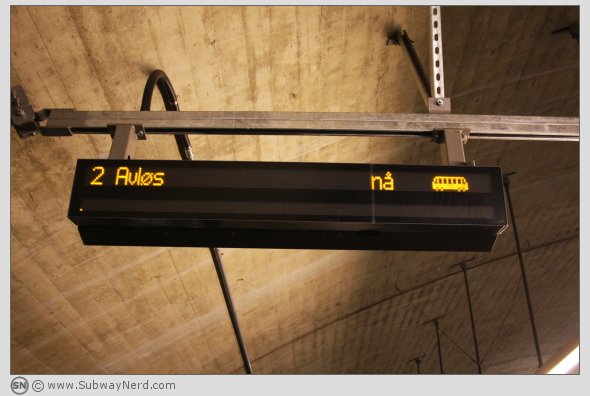 Sanntidstavlen på Spor 2. Ellingsrudåsen T-banestasjon. Foto: SN.