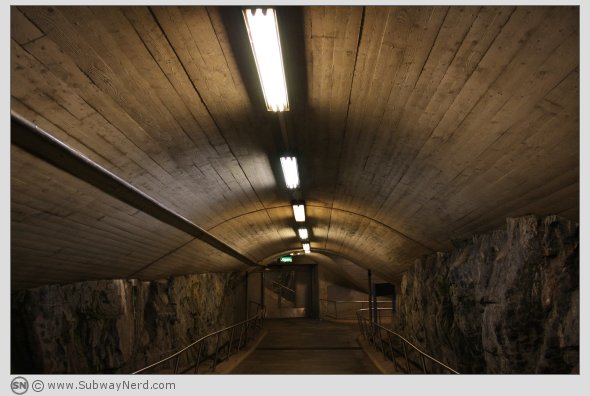 Spor 1 er rett rundt hjørnet. Man kan også forlate stasjonen via gangstien til venstre. Foto: SN.