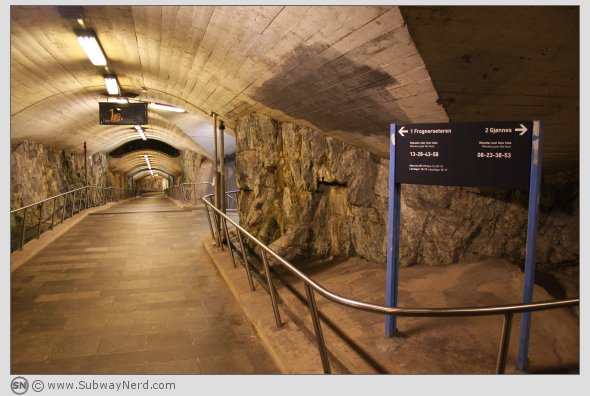 Skiltingen på vei ned mot Spor 1 er ikke oppdatert. Foto: SN.