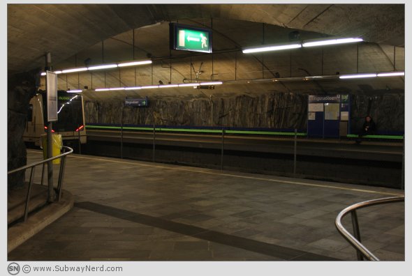 Se der! T-banen. Men vent: den er jo på Spor 2. Foto: SN.