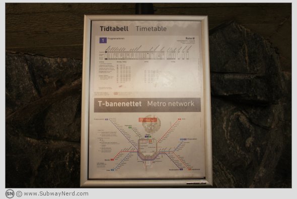 Et utdatert rutekart på Spor 1. Ellingsrudåsen T-banestasjon. Foto: SN.