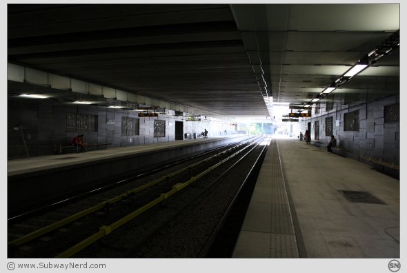 Ensjø T-banesstasjon sett tunneldelen av Spor 2 mot Tøyen. Foto: SN.