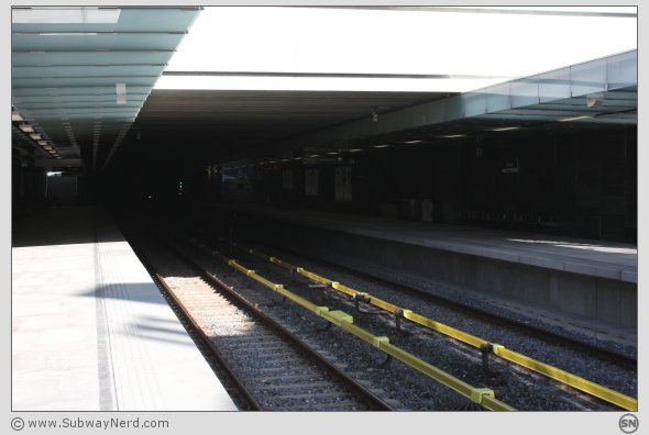 Ensjø T-banestasjon sett fra utedelen av stasjonen. I bilderetning mot Helsfyr. Foto: SN.