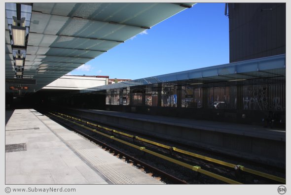 Stasjonsmiljøet på Ensjø T-banestasjon. Sett fra Spor 2 mot øst. Foto: SN.