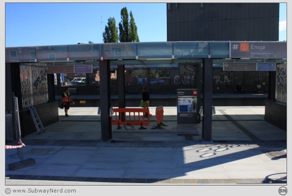 Inngangspartiet til Ensjø T-banestasjon i vestlig retning. Foto: SN.