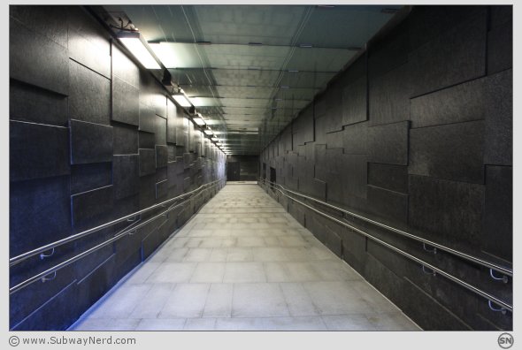 På vei ned til Spor 1 på Ensjø T-banestasjon. Foto: SN.