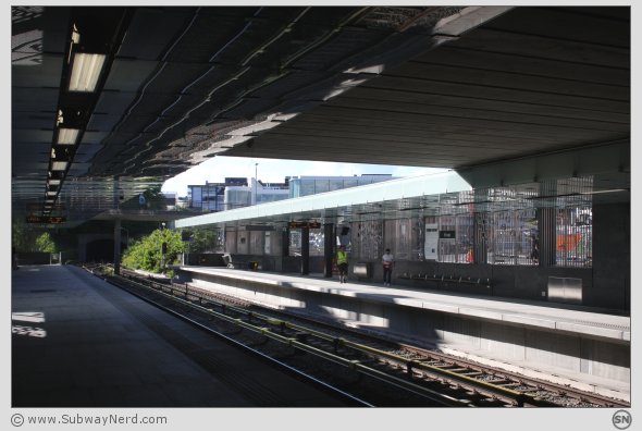 Litt mer av stasjonsmiljøet på Ensjø T-banestasjon, fra Spor 1. Foto: SN.
