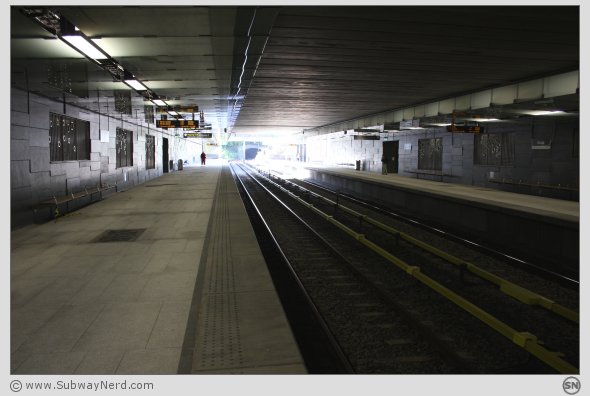 Hele inndelen av Ensjø T-banestasjon. Fra Spor 1. Bilderetningen er mot Tøyen. Foto: SN.