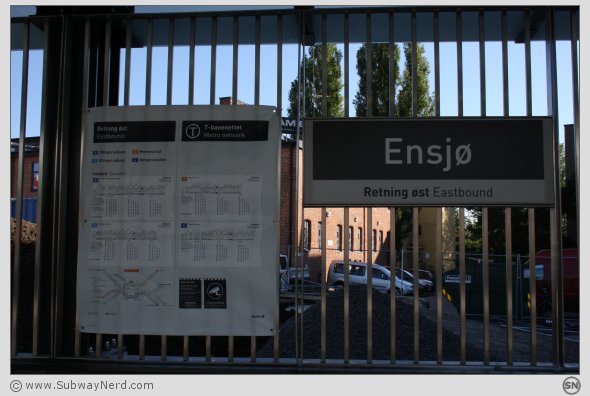 Rutetider og god skilting hjelper godt for de reisende. Foto: SN.