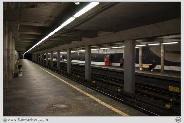 Oversiktsbilde fra siden av Spor 1 mot Spor 2 på Furuset T-banestasjon. I vestgående retning. Foto: SN.