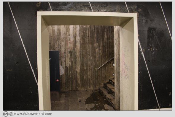 Det andre adkomst/utgangspartiet på Spor 2. Furuset T-banestasjon. Skilting? Merking? Foto: SN.