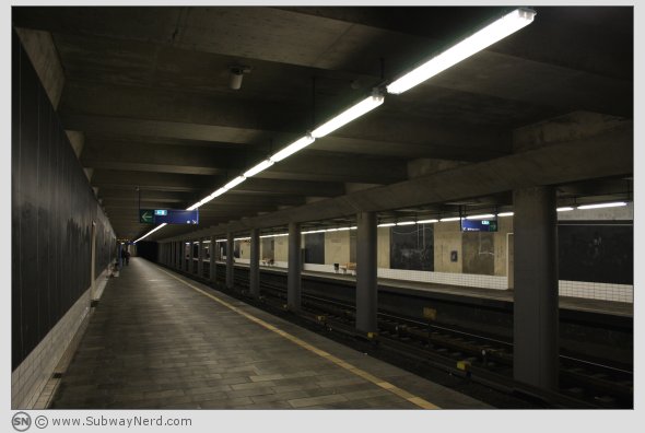 Litt mer av stasjonsmiljøet på Spor 2 mot Spor 1. I billedretning mot Ellingsrudåsen. Foto: SN.