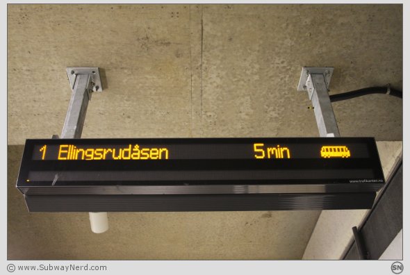 Sanntidstavlen på Spor 1. Furuset T-banestasjon. Foto: SN.