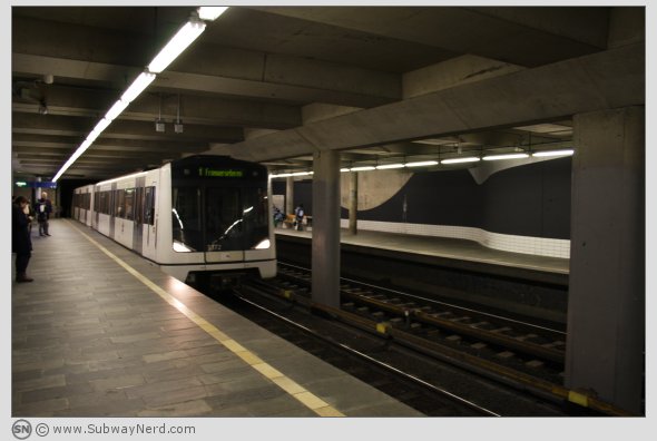 Linje 1 til Frognerseteren ankommer Spor 2. Foto: SN.