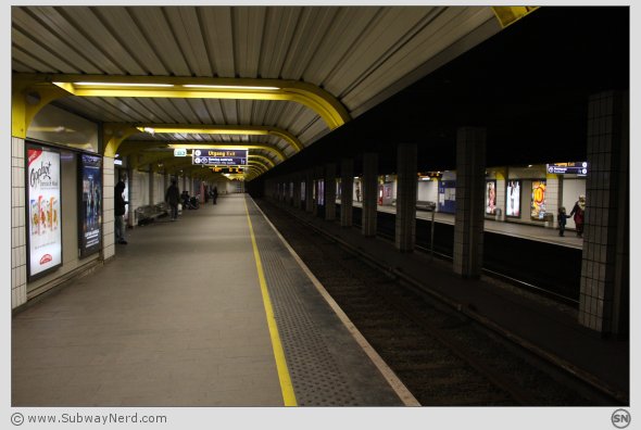 Spor 1 på Grønland T-banestasjon. Sett fra endestykket i østlig retning. I billedretning mot Jernbanetorget. Foto: SN.