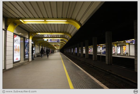 Oversiktsbilde over Grønland T-banestasjon. Sett fra østenden av Spor 1 mot Spor 2 og vestover. Foto: SN.