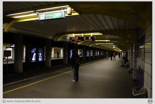 Spor 1 på Grønland T-banestasjon. Sett fra siden mot Spor 2 og østover. Foto: SN.