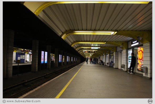 Spor 1 på Grønland T-banestasjon. Sett fra "krabbenivå". I billedretning mot Tøyen. Foto: SN.