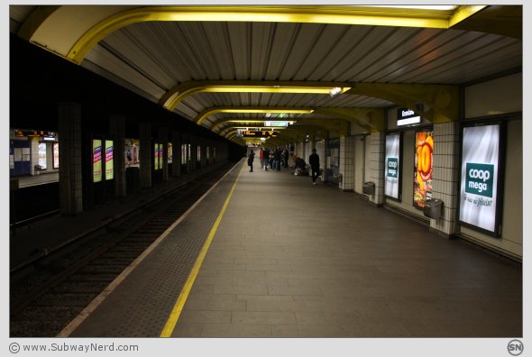 Grønland T-banestasjon. Sett fra vestlig endedel på Spor 1. I billedretning mot Tøyen. Foto: SN.