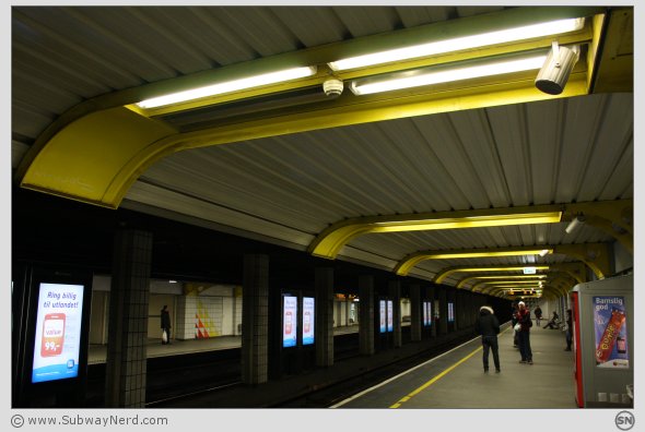 Litt mer av stasjonsmiljøet på Spor 2. I vestlig retning. Foto: SN.