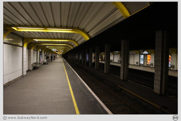 Grønland T-banestasjon. Sett fra vestlig endedel på Spor 2. I billedretning mot Tøyen. Foto: SN.