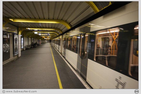 T-banen får akkurat plass. Ingen stor sentrumsstasjon dette her. Foto: SN.