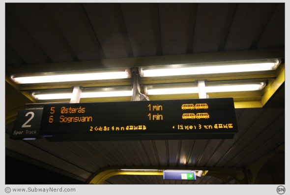 Sanntidstavlen på Spor 2. Foto: SN.