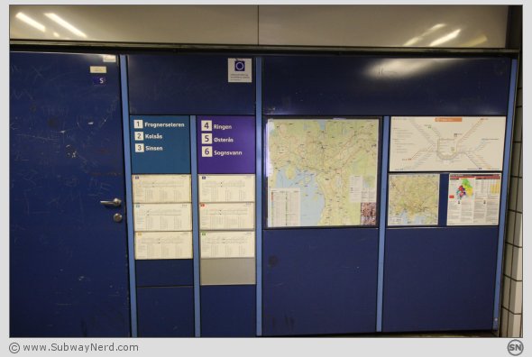 Bak denne døren har man billettkontrollsavhør. T-baneboardene er gamle og bør oppgraderes. Foto: SN.