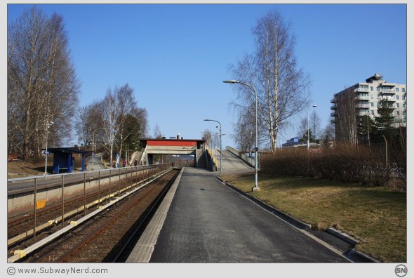 Haugerud T-banestasjon sett fra den vestlige endedelen av Spor 1. I billedretning mot Trosterud. Foto: SN.
