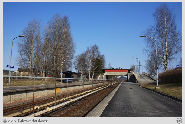 Gateperspektiv over Haugerud T-banestasjon. Sett fra Spor 1. Med nesen nord-østover. Foto: SN.