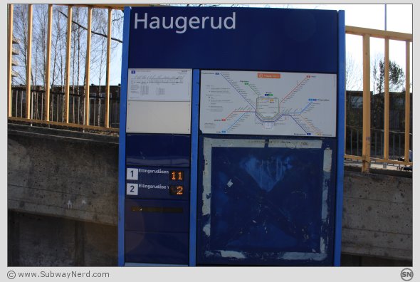 T-baneboardet på Haugerud T-banestasjon. Spor 1. Modent for utsktiftning. Foto: SN: