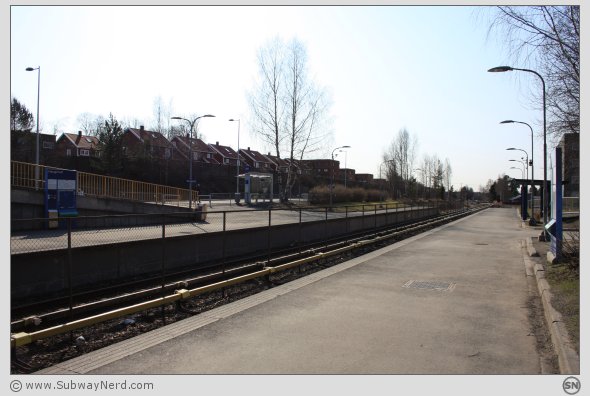 Litt mer av Spor 2 og Spor 1 fra siden. På Haugerud T-banestasjon. Foto: SN.