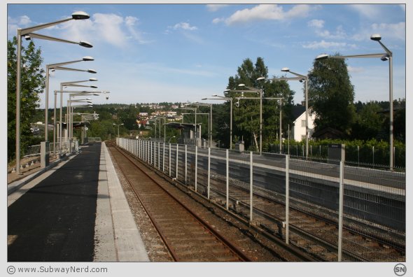 Overblikk over Spor 2 og 1 på Hellerud T-banestasjon. I nord-øst og sør-øst gående retning. Foto: SN.
