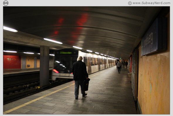 Mens en annen T-bane har forlatt Spor 1. Foto: SN.