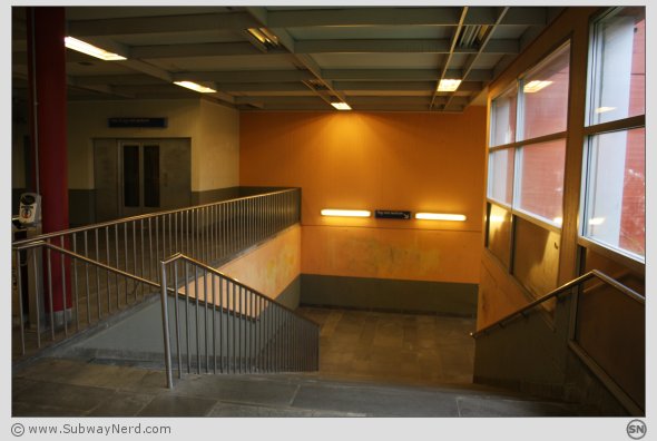 Nedgangspartiet mot Spor 2 på Lindeberg T-banestasjon. For et fargekaos. Foto: SN.