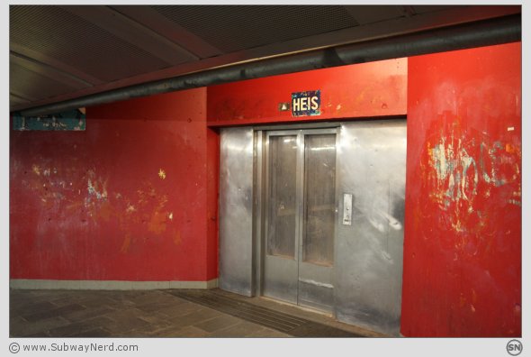 Heisen på Spor 2 er like grell som fargene på veggen. Begge deler bør skiftes ut. Foto: SN.