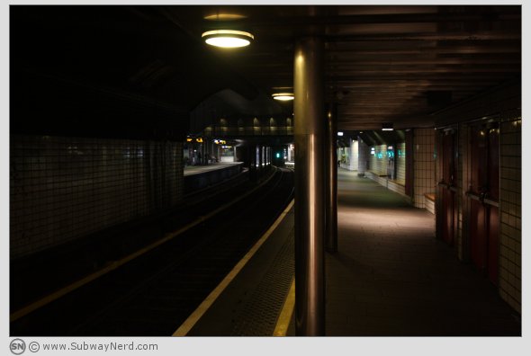 Nationaltheatret T-banestasjon sett fra vestlig endedel på Spor 1. I billedretning mot Stortinget. Foto: SN.