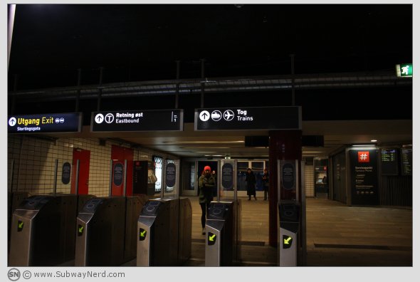 Ved inngangspartiet til Nationaltheatret T-banestasjon. Spor 2. Foto: SN.