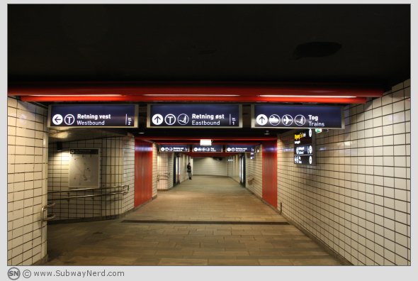 Skiltingen er god og valgmulighetene er like gode. Det trengs på en travel T-banestasjon. Foto: SN.