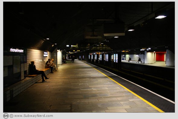 Nationaltheatret T-banestasjon sett fra vestgående endedel på Spor 2. I billedretning mot Stortinget. Foto: SN.