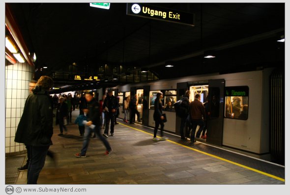 Det er alltid mye trafikk på Nationaltheatret T-banestasjon. Enten vi snakker om Spor 2 eller Spor 1. Foto: SN.
