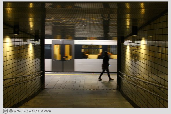T-banen kommer og noen går. Livet på Spor 2. Foto: SN.