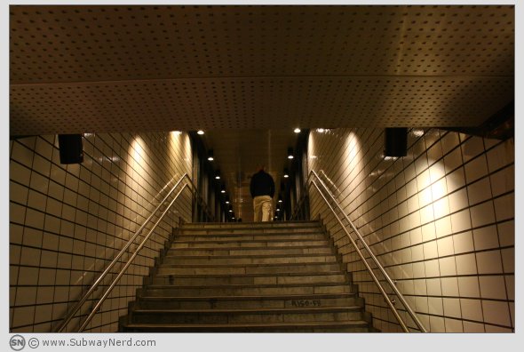 1-2-3-4, en støvel og en sko. Marsjtakt mot Spor 1. Foto: SN.