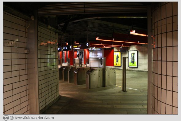 Ett av fire adkomstpunkter på Spor 1. Nationaltheatret T-banestasjon. Foto: SN.