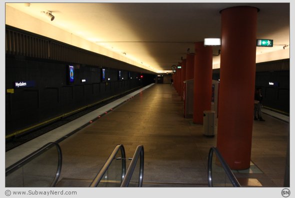 Spor 1 på Nydalen T-banestasjon sett fra rulletrappen. I vestliggående retning. Foto: SN.