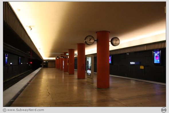 Mot endedelen av Nydalen T-banestasjon. Begge spor vises tydelig. I vestlig retning. Foto: SN.