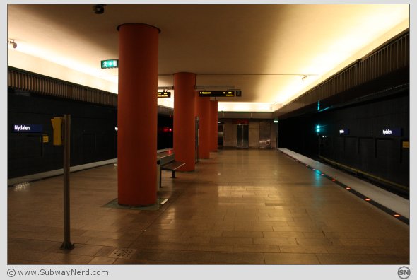 Litt mer av stasjonsmiljøet. Bare her ser man unikheten i T-banestasjonen. Foto: SN.